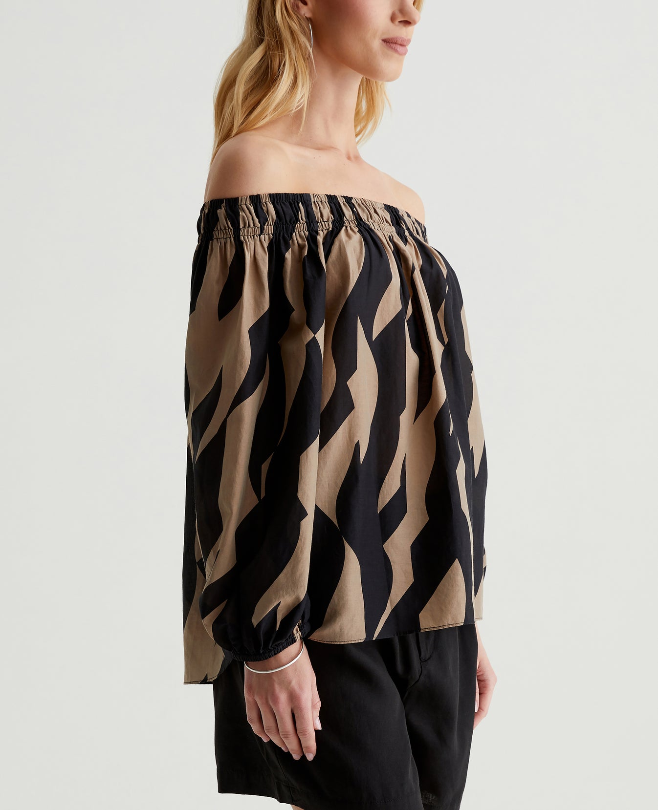 Carroline Top Geo Wave True Black/Taupe Womens Top Photo 2