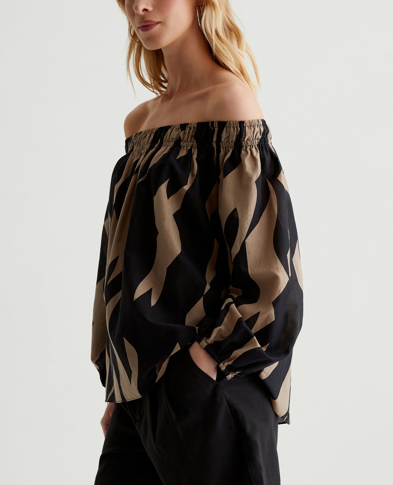 Carroline Top Geo Wave True Black/Taupe Womens Top Photo 3