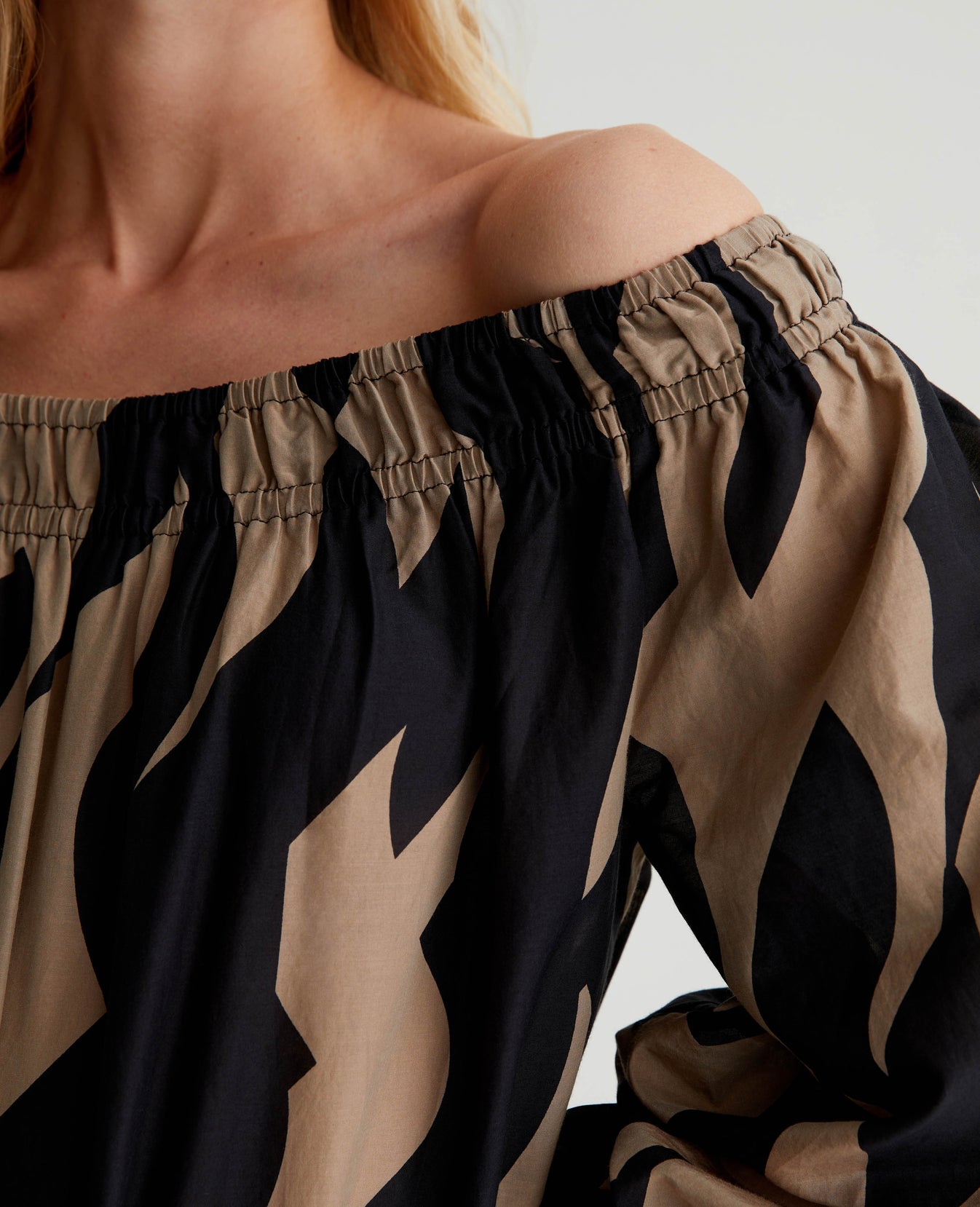 Carroline Top Geo Wave True Black/Taupe Womens Top Photo 5